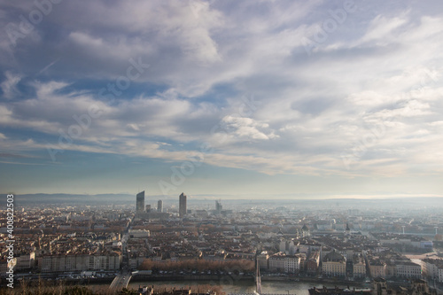 vue sur Lyon et sa banlieue  une grande ville de  France avec ses probl  mes de pollution de l air