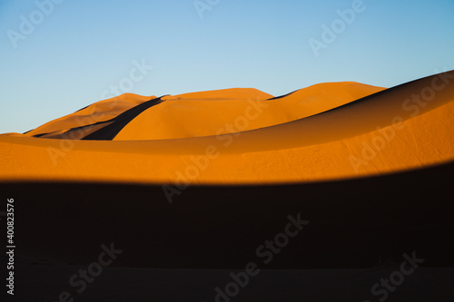 Wydmy piaskowe na Saharze, Maroko, 2017r.
