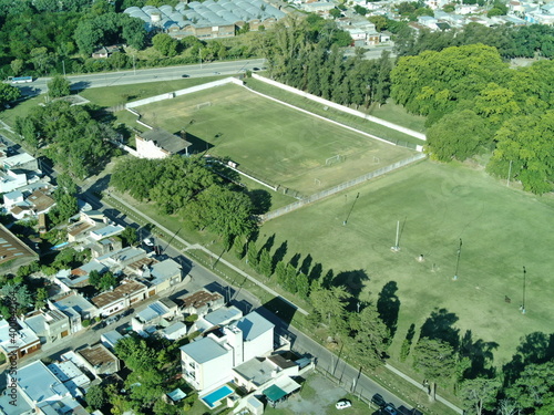 Vista aérea de la zona suburbana de un pequeño pueblo, con un campo de futbol. photo