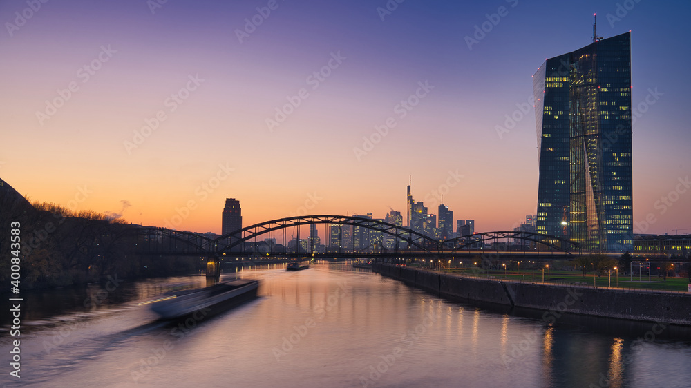 Frankfurt Skyline mit EZB und MAIN