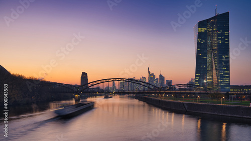 Frankfurt Skyline mit EZB und MAIN