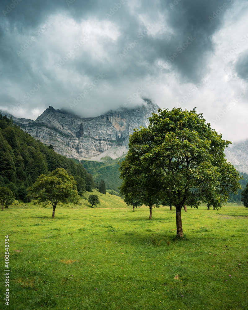 Großer Ahornboden im Karwendelgebirge mit dramatischem Himmel. Großer Ahornboden im Karwendelgebirge mit dramatischem Himmel.