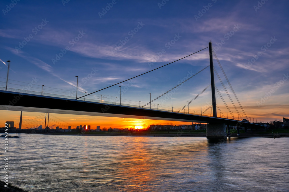 Brücke über den Rhein bei Sonnenuntergang in Düsseldorf Brücke über den Rhein bei Sonnenuntergang in Düsseldorf