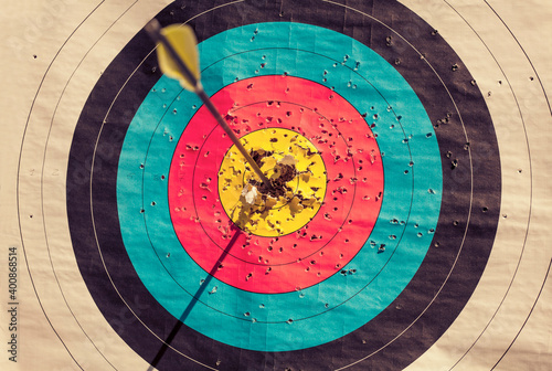 Bulls-eye hit by single arrow