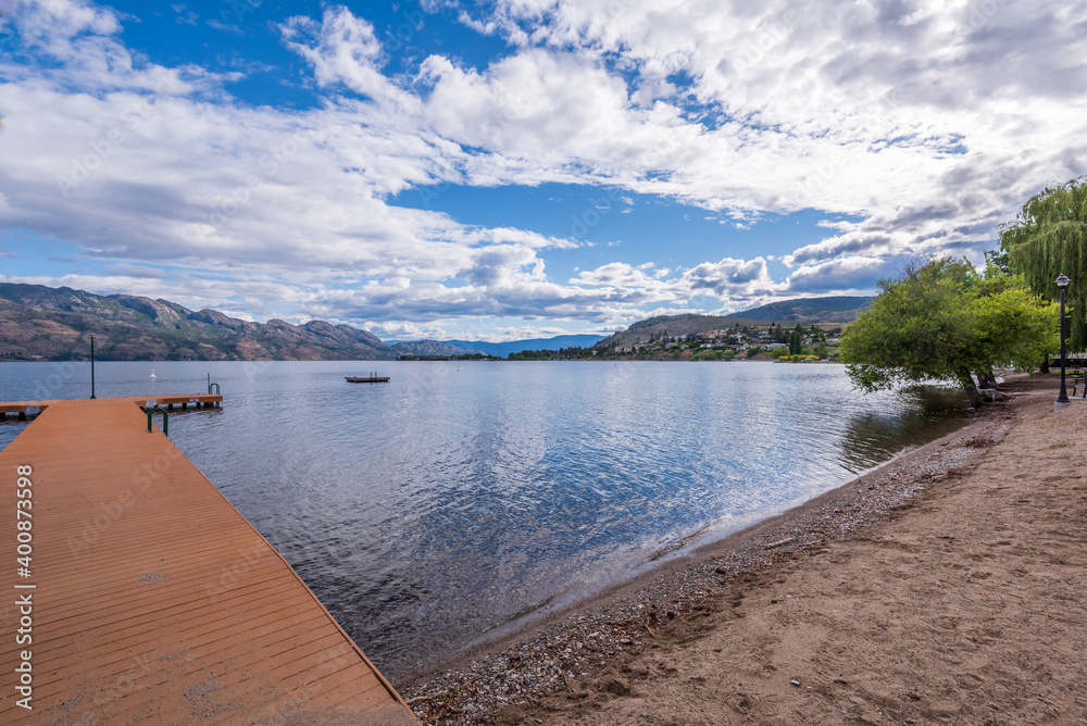 Obraz premium View at Mountain Lake with Dramatic Clouds in British Columbia, Canada.
