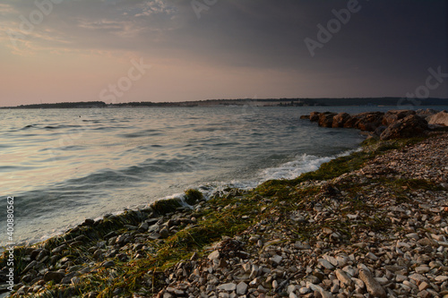 Kieselstrand in Kroatien bei dramatischem Licht