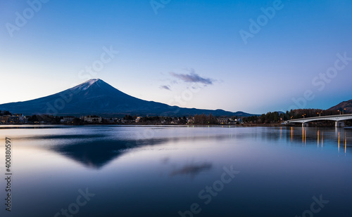 Fototapeta Naklejka Na Ścianę i Meble -  河口湖から眺める冬の富士山　朝景