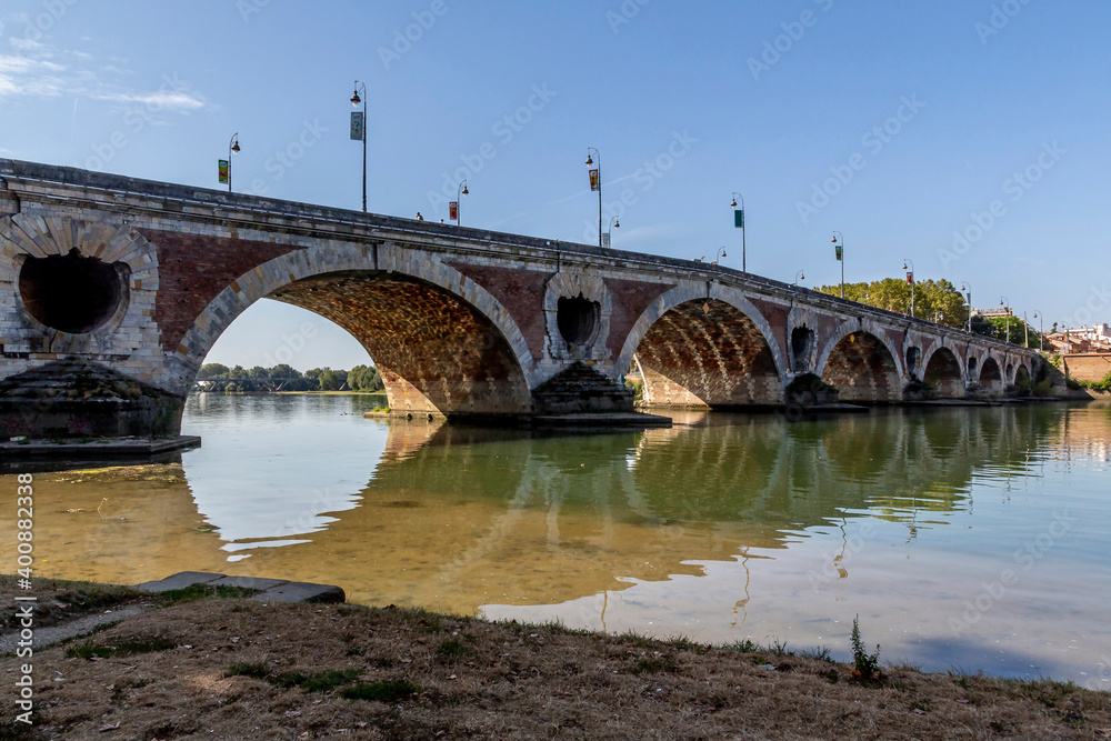 France, Haute-Garonne, Toulouse, Pont Neuf stretching over Garonne river