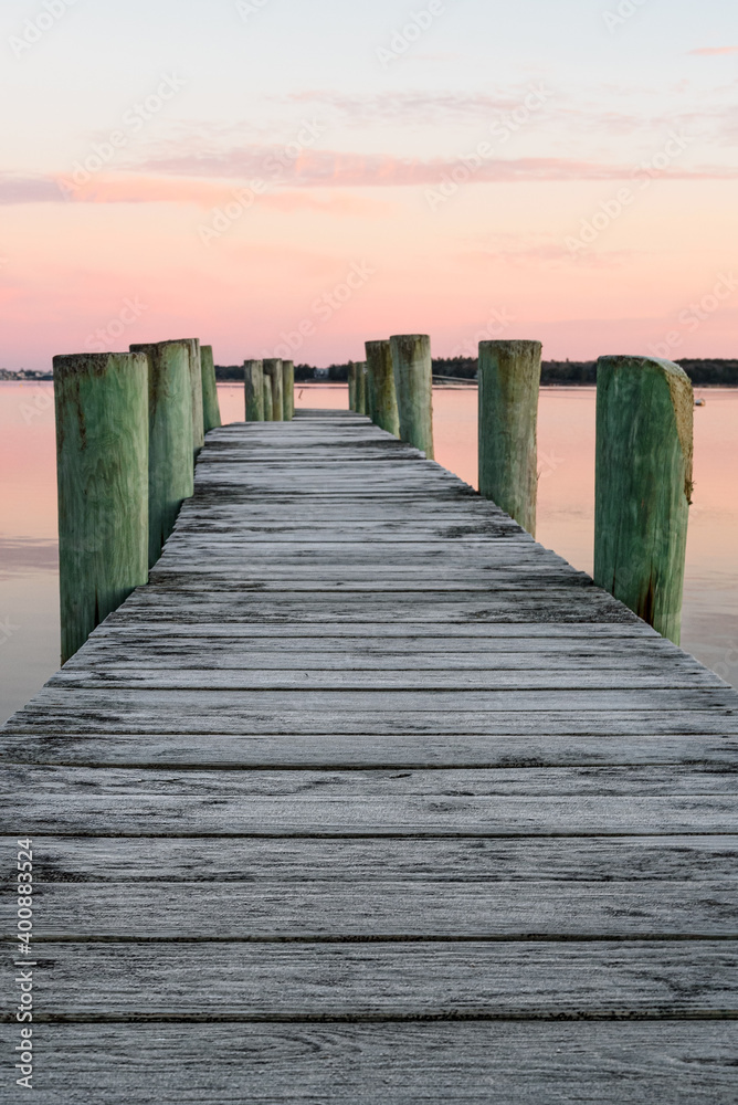 Obraz premium Winter sunrise over a frost covered dock