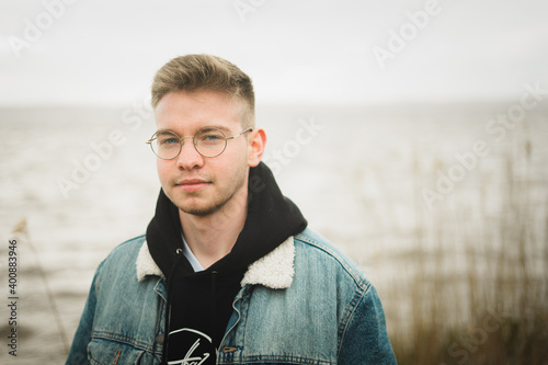 Portrait von jungem Mann mit runder Brille #hipster 