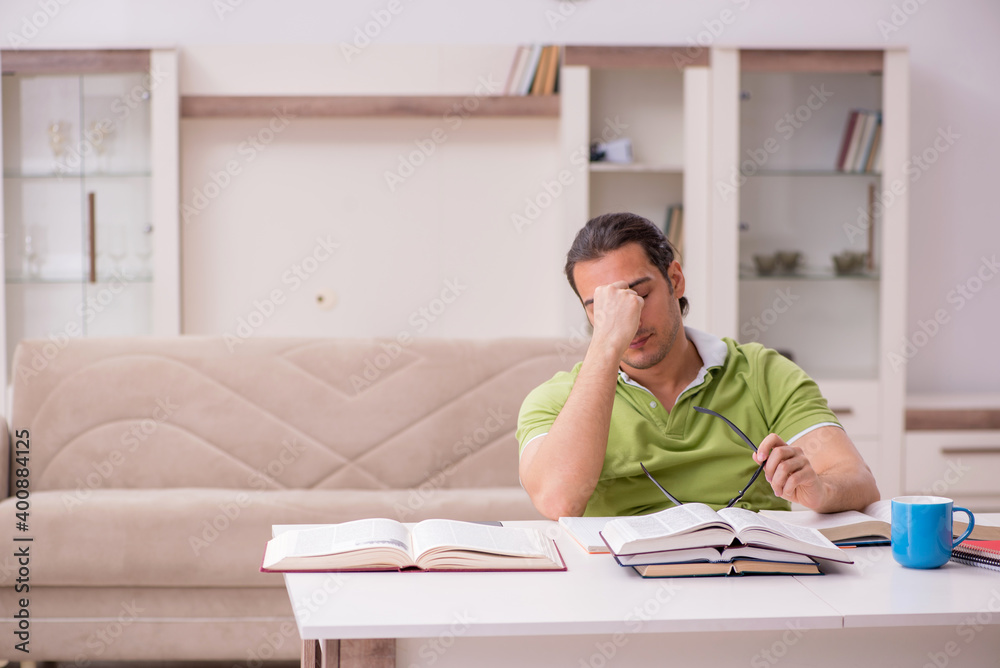 Obraz premium Young male student preparing for exams at home
