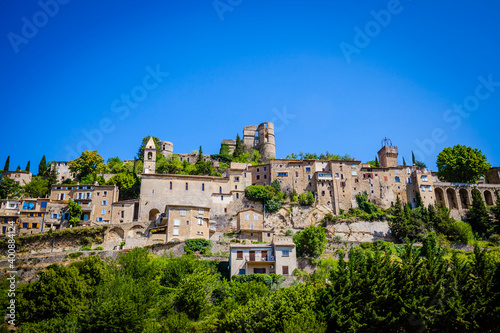 Foto Scenic view of the ancient village of Montbrun-les-Bain, Provence, France