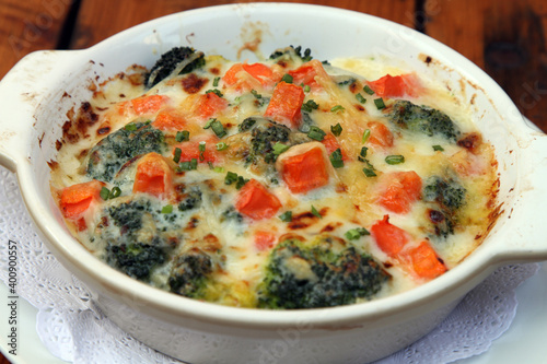 Broccoli and carrot gratin with cheese