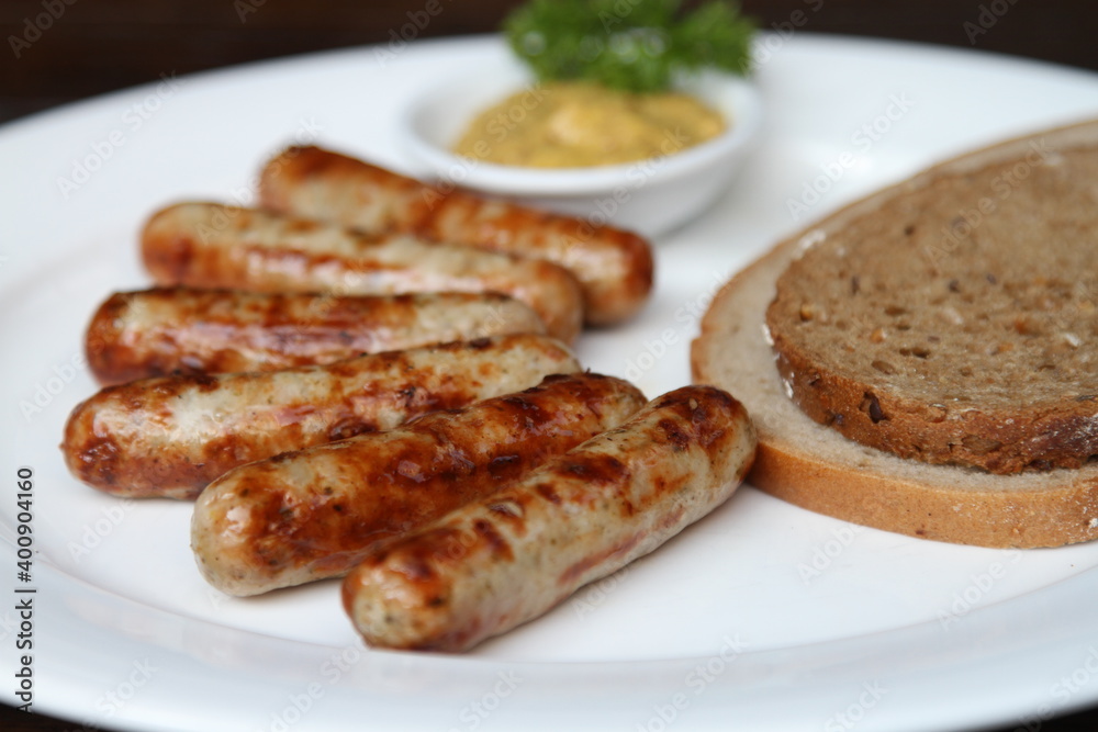 6 Nuremberg sausages served with slices of breads and sweet Bavarian mustard