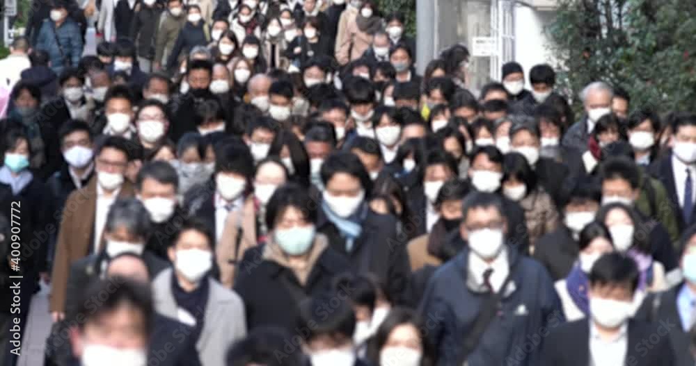 マスク姿で通勤する人たち（Covid-19 : Crowd of people wearing masks walking to work in Tokyo, JAPAN）