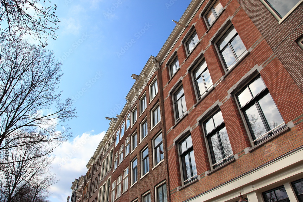 Fototapeta premium オランダの首都アムステルダムの運河沿いに建ち並ぶレンガ造りの家