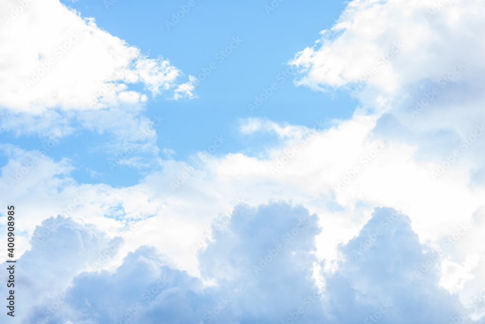 Obraz premium blue sky with completely white clouds