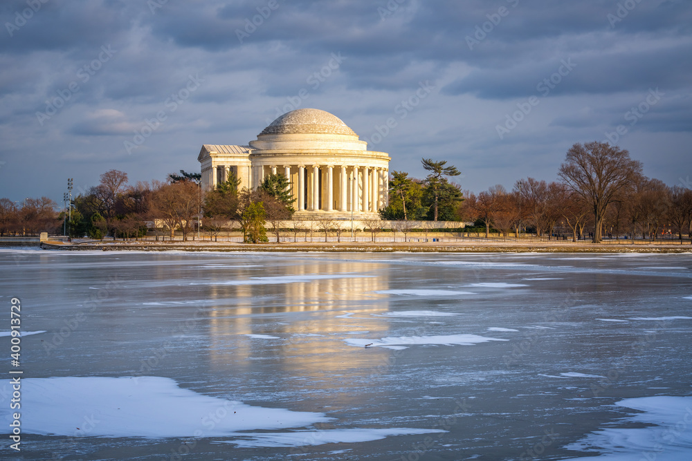 Fototapeta premium Winter in Washington DC: Jefferson Memoriall at frosty day