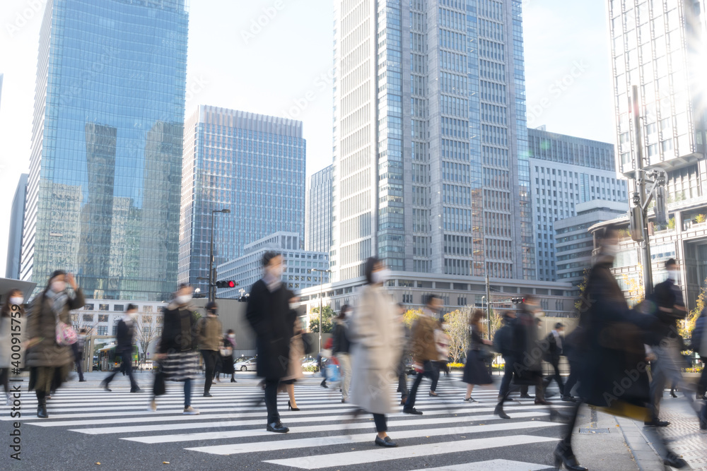 コロナ　第3波　感染拡大　通勤　東京駅　会社へ向かう人々　2020年冬