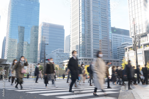 コロナ　第3波　感染拡大　通勤　東京駅　会社へ向かう人々　2020年冬