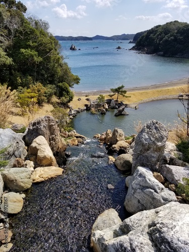 川と青い海のキレイな景色