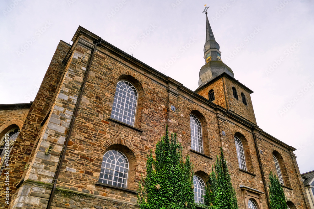 Fototapeta premium Historische Kirche in der Altstadt von Velbert Langenberg