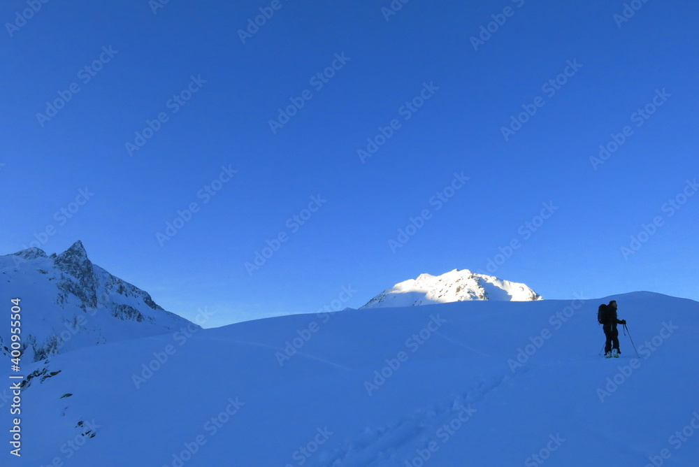ski de randonnées de montagne avec skieurs alpinistes dans la neige et la glace des alpes et des pyrénées