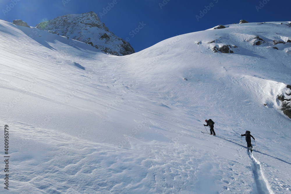 ski de randonnées de montagne avec skieurs alpinistes dans la neige et la glace des alpes et des pyrénées