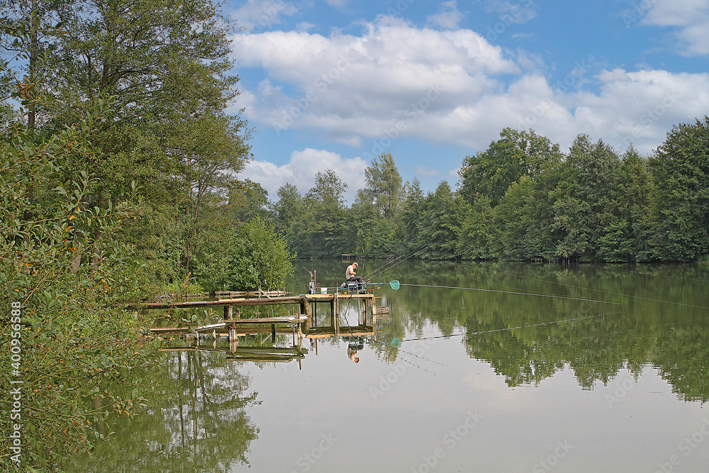 étang de pêche dans le nord de la France en été 