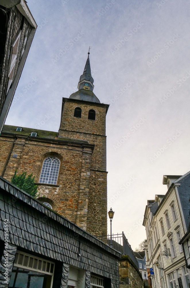 Historische Kirche und Gasse in der Altstadt von Velbert Langenberg