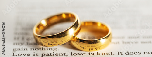 Foto Golden wedding rings on bible book