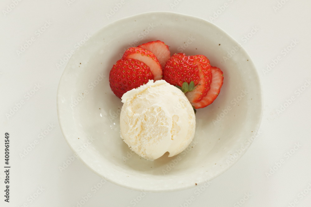 Vanilla ice-cream served with sliced strawberry Vanilla ice-cream served with sliced strawberry