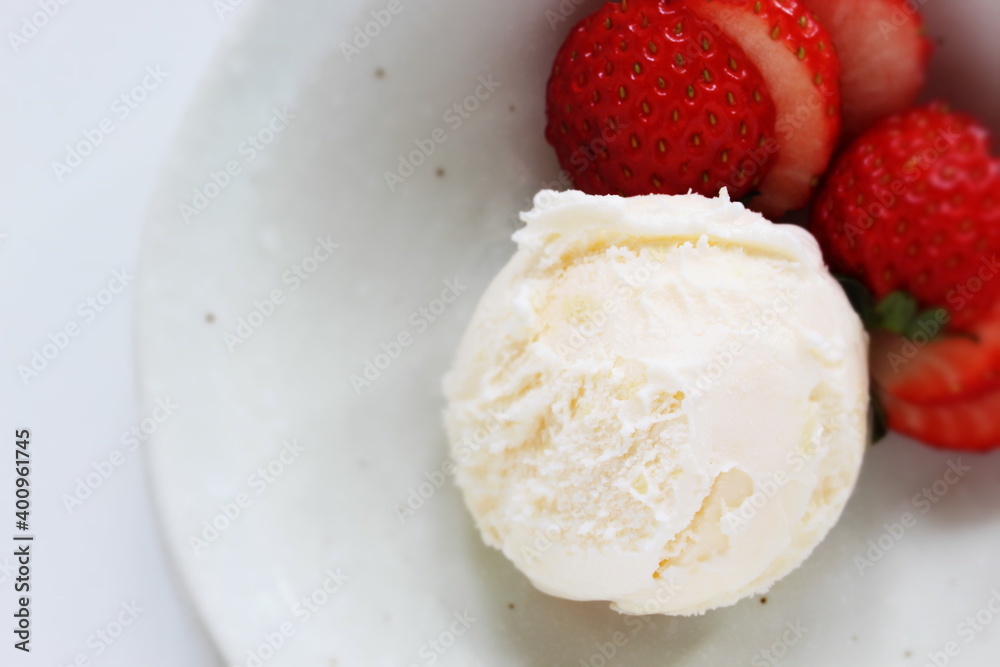 Vanilla ice-cream served with sliced strawberry Vanilla ice-cream served with sliced strawberry