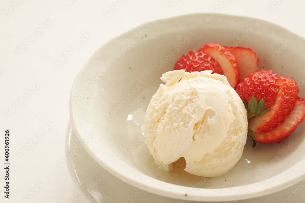 Vanilla ice-cream served with sliced strawberry Vanilla ice-cream served with sliced strawberry