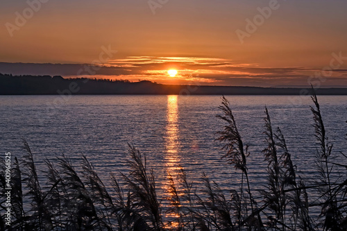 Sonnenaufgang am Markkleeberger See bei Leipzig.