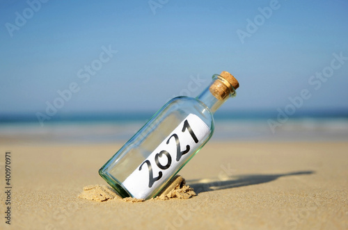 Feliz año nuevo 2021. Vacaciones de verano 2021. Mensaje en una botella. Concepto de vacaciones de sol y playa