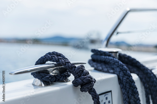 Obraz na płótnie Detail of an anchor rope on a yacht, Stainless steel boat mooring cleat with kno