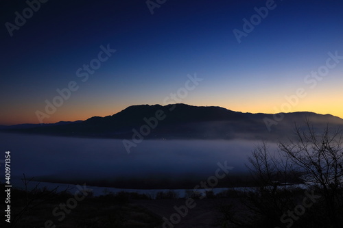 夜明けの束稲山