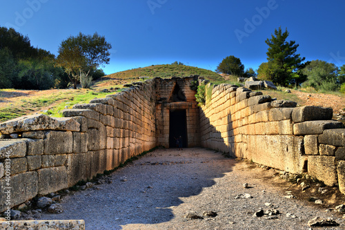 Vista de los principales monumentos de Grecia. Tumba de Agamenón o Tesoro de Atreo. photo