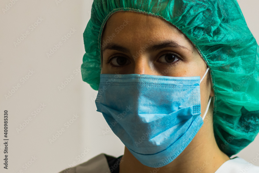 Primer plano de mujer enfermera con mascarilla y cubrepelo Primer plano de mujer enfermera con mascarilla y cubrepelo