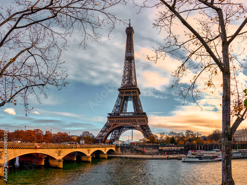 Autumn view over the Seine river with bridge and view towards the Eiffel Tower © Mummert-und-Ibold