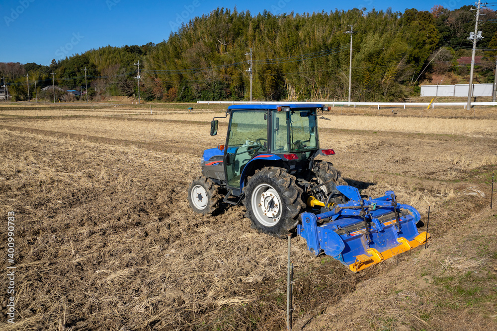 Fototapeta premium 田植え準備 トラクター