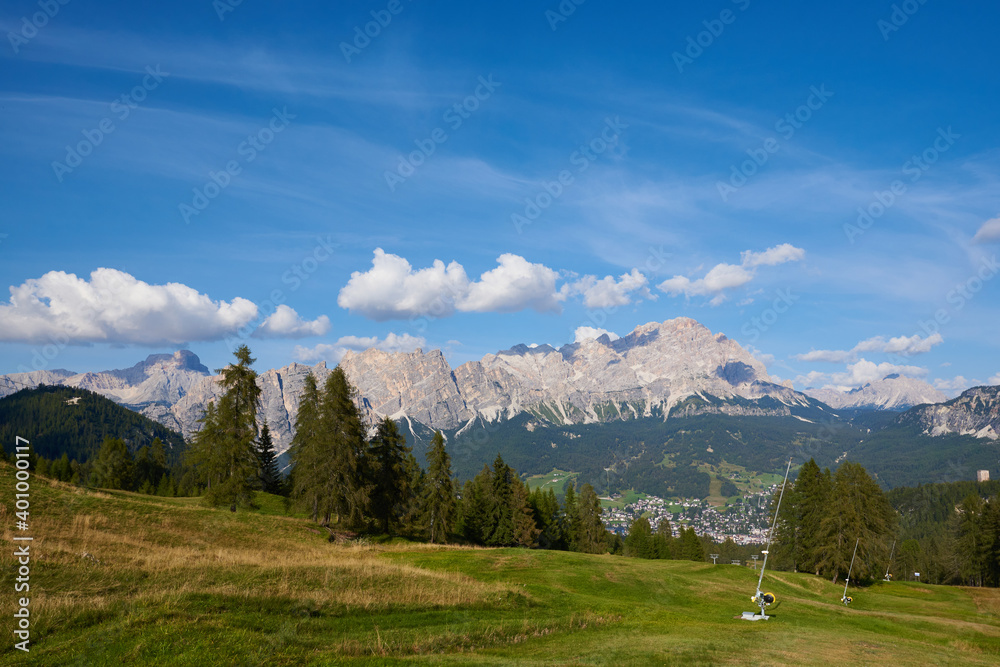 Blick auf Cortina d'Ampezzo mit den Dolomiten	

