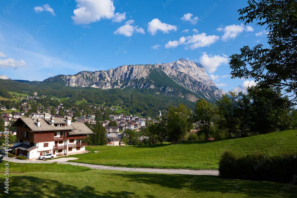 Blick auf Cortina d'Ampezzo mit den Dolomiten	
