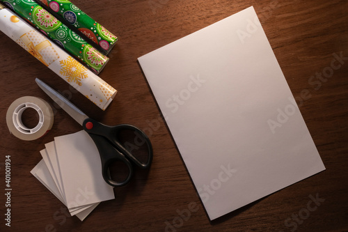 Artículos para forrar regalos. Mesa de regalos. Navidad. Lista de regalos. Tarjetas de regalo. Papel de regalo.