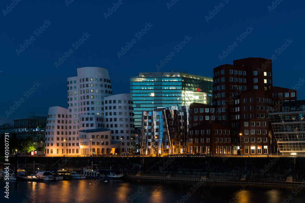 Düsseldorf Skyline bei Nacht
