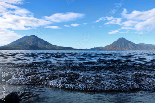 See Atitlán mit verschwommenen Vulkanen im Hintergrund
