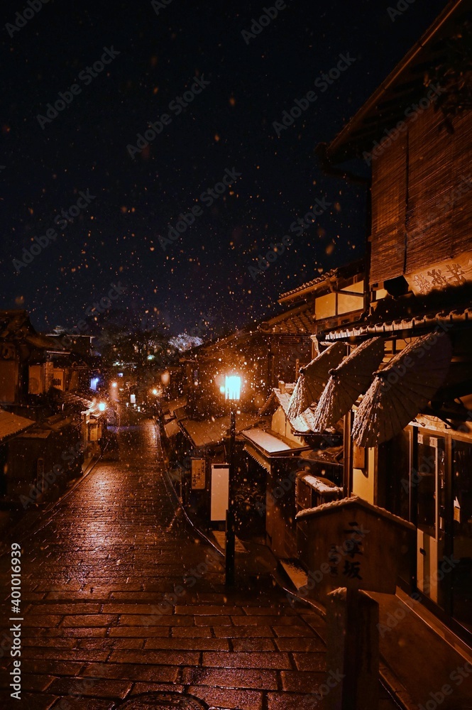 京を舞う雪