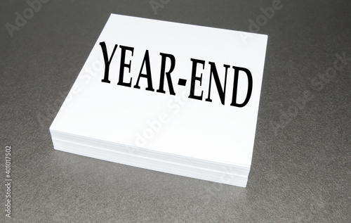 A stack of notes written with a year-end review on a black background, goodbye 2020