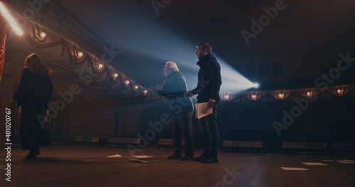 Foto Man and woman acting out quarrel with director